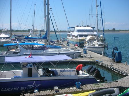 und dann kommen wir wieder im Benoa Yachthafen an.