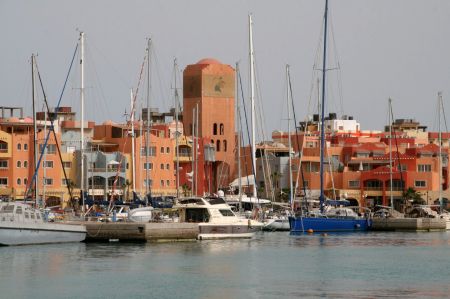 Yachthafen von Hurghada. Nur die HÃ¤user am Hafen sind schÃ¶n, dahinter herrschen Schmutz und abbruchreife HÃ¤user