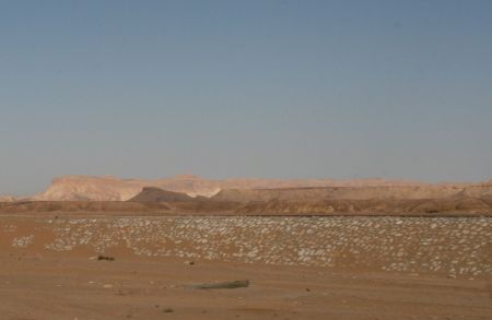 Der Weg nach Luxor geht lange durch karge Berge und ....