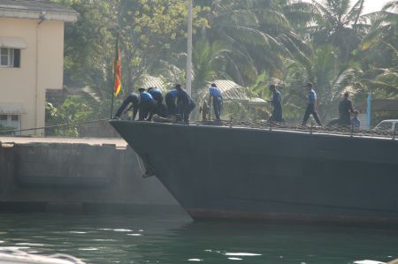 Danach legt das grosse Marineboot, was gleich neben uns lag, ab.