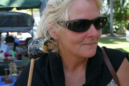 Auf dem Markt in Port Douglas gibt es allerhand Skuriles zu kaufen. Eva hat Freude an  einer Krokodilpfote am Stiel.