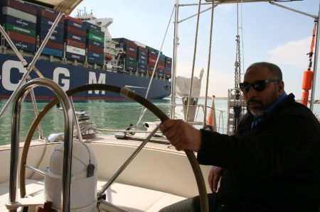 Der 1. Lotse steuert unser Boot auf der Strecke von Port Suez nach Ismailia