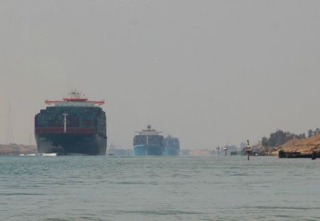 Ein riesiges Containerschiff nach dem anderen Ã¼berholen uns in dem schmalen Kanal.