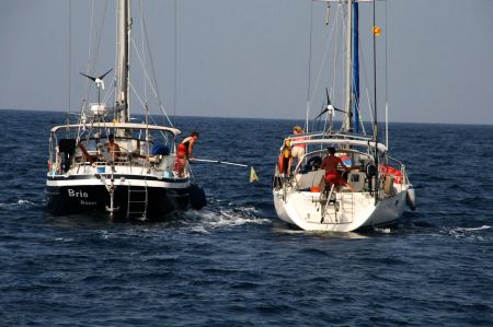 FischÃ¼bergabe - alle Boote bekommen etwas vom groÃŸen Thunfisch.