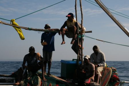 Vor der Kueste von Sri Lanka kommen die ersten Fischerboote in unsere Naehe und betteln um Bier und Zigaretten.