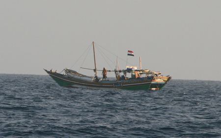 Dieses Schiff jagte uns einen ordentlichen Schrecken ein. Es fuehrte zwar die Flagge vom Yemen aber die kann ja jeder hochziehen.  Auf dem Schiff sieht ein zweites, kleines Boot liegen. Das ist eigentlich typisch fuer die Piraten. Mit den kleinen Booten greifen Sie die Yachten an. Als dieses Schiff in unsere Naehe kam, waren die Schiffe von Konvoi innerhalb kuerzester Zeit auf Bootslaenge zusammengerueckt. 