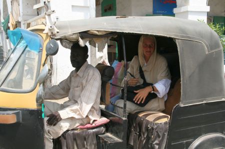 Mit dem Tuk-Tuk fahren wir zum Einkaufen. Dieses ....