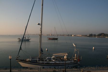 In der Mitte des Suezkanals - Ismailia.  Hier liegen wir an der Pier und hier gibt es ....