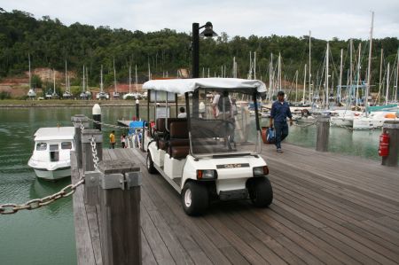 Autos gibt es auf der Insel nicht. Die GÃ¤ste des Ressort werden mit diesen Elektroautos transportiert.