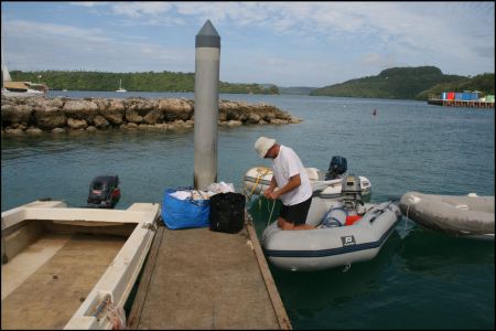 10-mit-dem-dinghy-zur-wascherei.jpg