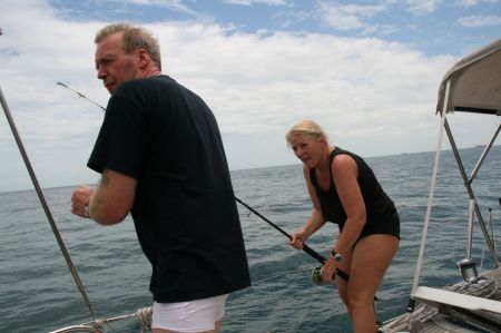 Kurz vor Port Dickson schlÃ¤gt das erste  Mal die Angel an. Das muss ein Riesenfisch sein. Jaap kÃ¤mpft bis auf einmal eine groÃŸe SchildkrÃ¶te aus dem Wasser guckt. Wir versuchen alles, um den KÃ¶der von der SchildkrÃ¶te zu lÃ¶sen aber sie ist derart stark das wir keine Chance haben, an Sie heranzukommen. Irgendwann reiÃŸt die Angelschnur.