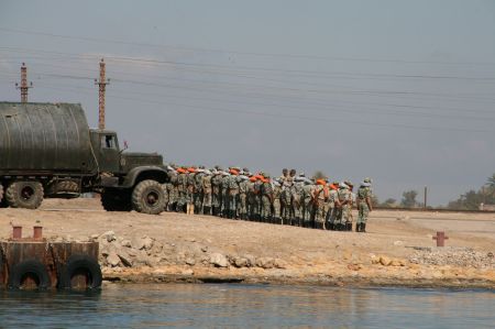 Auch die zweite Etappe durch den Kanal ist eher langweilig. An beiden Seiten des Kanals WÃ¼ste und viele MilitÃ¤rstationen und nur selten kleine Ortschaften.