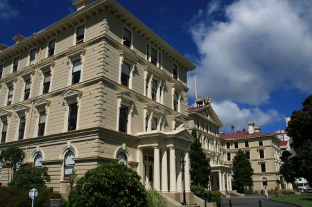 Das alte Palament in Wellington ist das grÃ¶ÃŸte Holzhaus der Welt. Es ist natÃ¼rlich aus Kauri Holz.