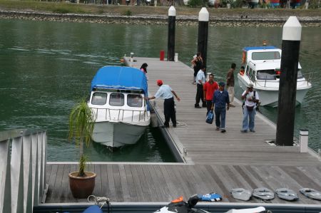 Mit diesen kleinen Schnellbooten werden die Yachtleute und RessortgÃ¤ste an Land gebracht.