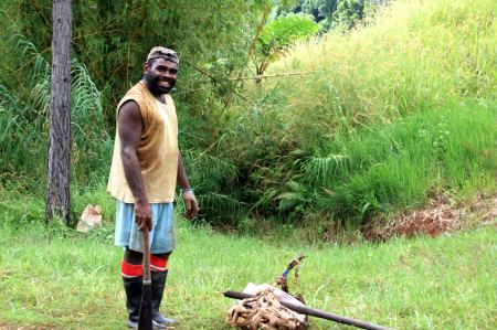 Kommt scheinbar von der Arbeit. Mit dabei sein Werkzeug, eine Machete.