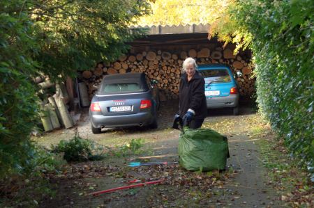 Die Zeit vergeht. Es dauert Tage, bis Unkraut und Laub im Garten bewÃ¤ltigt sind. Hier ...