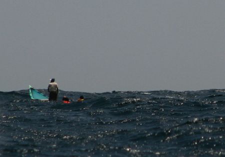 Was diese Gestalten in dem kleinen Holzboot etwa 12 Seemeilen von der Kueste entfernt bei diesem Seegang suchen kann ja nichts Gutes sein. Uns haben Sie jedenfalls einen gehoerigen Schreck eingejagt. Nachdem die endlich ausser Sichtweite waren, brauchte Ruediger am Vormittag eine Dose Bier und Eva ein Glas Wein zur Beruhigung.