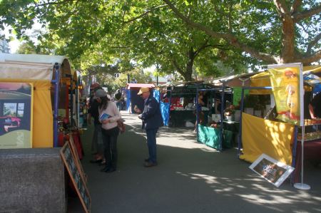 Kleiner Markt fÃ¼r lokale Leckereien