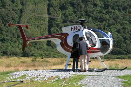 Kurz vor dem Franz Josef Gletscher werden Hubschrauber FlÃ¼ge angeboten