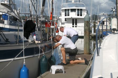 Die Sonne scheint und der blaue Streifen am Schiff muÃŸ schon lange mal poliert werden. Gerald und RÃ¼diger nutzen die Wartezeit :-)