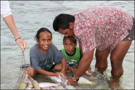 13-fisch-wird-gleich-im-meer-ausgenommen.jpg