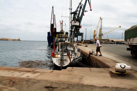 Hier liegt unser Boot im Industriehafen von Massawa, Eritrea.