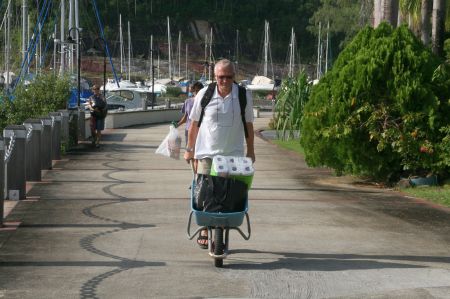 ZurÃ¼ck auf der Insel transportieren wir unser Eingekauftes den langen Weg von der FÃ¤hre zum Boot in einer Schubkarre.