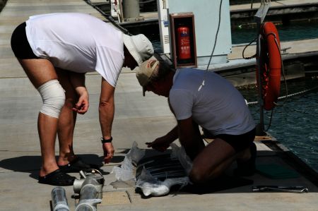 Am nÃ¤chsten Tag wird die Montage des neuen Ruders an der Windsteuerungsanlage in Angriff genommen.