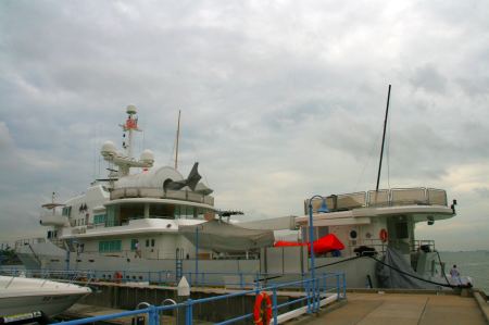 Sind in feiner Gesellschaft. Uns gegenÃ¼ber liegt eine groÃŸe, private Yacht. Auf dem Deck: Hubschrauber, 2 Segelboote und ein Motorboot. Wozu braucht man das alles? 