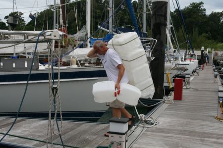 In der Backskiste lagern bereits 250 Liter Reservediesel. Diese neuen 10 Kannister mÃ¼ssen zuerst einmal sicher an der Reeling befestigt werden. Im Boot finden sie keinen Platz mehr.