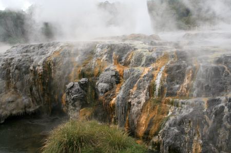 Mineralien verleihen den Pools ihre Farben.