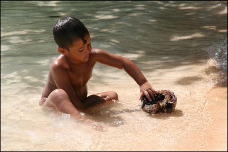 15-mit-kokosnus-im-wasser.jpg