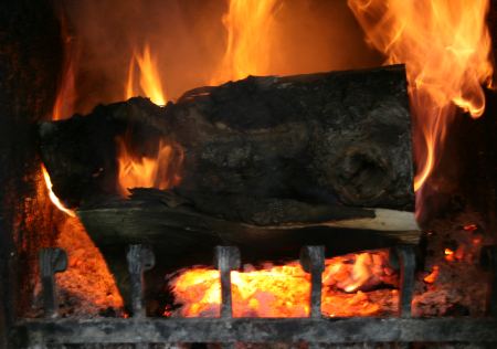 Es ist herrlich winter- und weihnachtlich. Der Kamin brennt ....