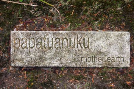 Im Te PÃ² Park findet man Ã¼berall keine Steine, die auf die Maori Sprache aufmerksam machen.