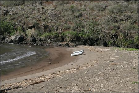 2-dinghy-am-strand.jpg