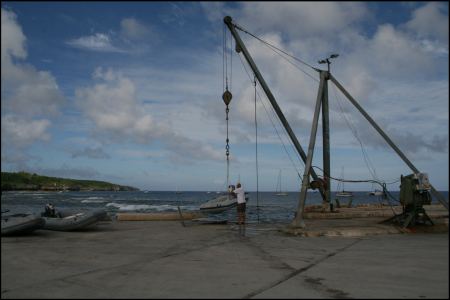 2-dinghy-per-kran-an-land.jpg