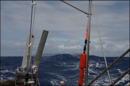 2-rarotonga-verschwindet-hinter-wellenbergen.jpg