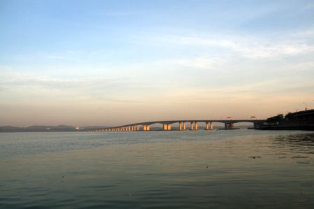 ...  verbindet eine moderne BrÃ¼cke Malaysia mit Singapur. TÃ¤glich pendeln etwa 50.000 Menschen von Malaysia nach Singapur um dort zu arbeiten.