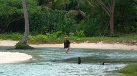 Auf dem weiteren Weg um die Insel kommen wir an eine schÃ¶ne Bucht und RÃ¼diger watet durch das Wasser um ...