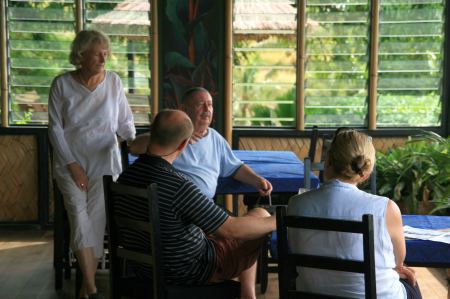 Die beiden erzaehlen uns, dass Sie ehemalig Weltumsegler sind und aus diesem Grund extra einen Steg am Meer fuer Segler gebaut haben, damit diese Ihre Farm besuchen koennen.