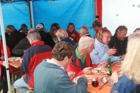 TO-StÃ¼tzpunktleiter veranstaltet fÃ¼r die Segler ein Scheinebraten mit Sauerkraut Essen. 