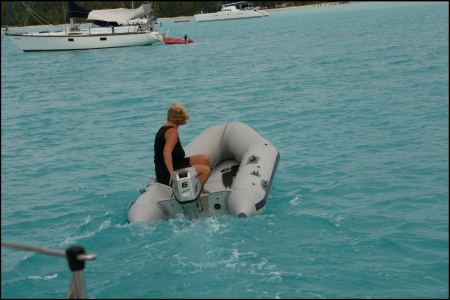 23-mit-dem-dinghy-zu-latina.jpg