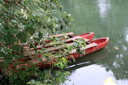 Mit diesem Kanu machen wir eine Fahrt auf dem Napkoa Fluss.