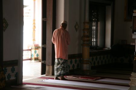 In der Moschee wird gebetet. Unser TAxifahrer und FÃ¼hrer Ranjit erklÃ¤rt ....