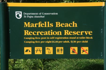 In der Cliffort Bay gibt es den Marfells Beach. Auf dem kleinen Campingplatz registriert man sich selbst. 12 NZ Dollar,  in die vorbereiteten TÃ¼tchen, Name, Autokennzeichen drauf - fertig.