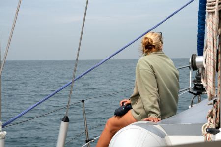 Eva sucht mit dem Fernglas die MeeresoberflÃ¤che nach Fischfallen und Netzen ab. Auf keine Fall wollen wir da hinein geraten. 