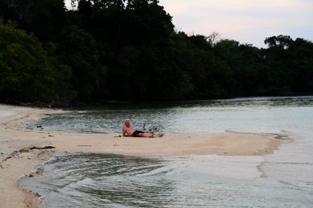 .... Vom Boot aus sehen wir Affen am Strand. Die wollen wir von Nahem sehen und legen bzw. ....