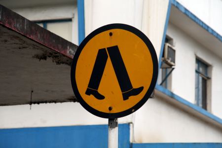 Schild vor dem Zebrastreifen vor Labasa.