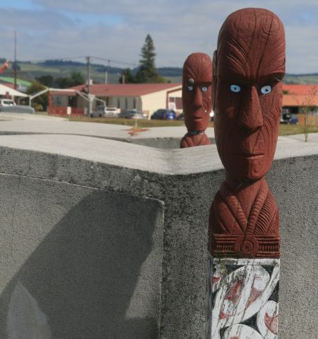 Maori Skulpturen als GrabwÃ¤chter auf einem Friedhof