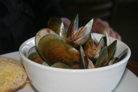 Zum Abschuss iÃŸt RÃ¼diger eine SpezialitÃ¤t " grÃ¼ne Muscheln" aus dem Marlborough Sounds